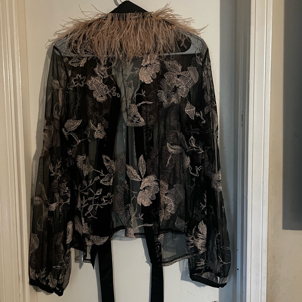 Women’s feather collar blouse